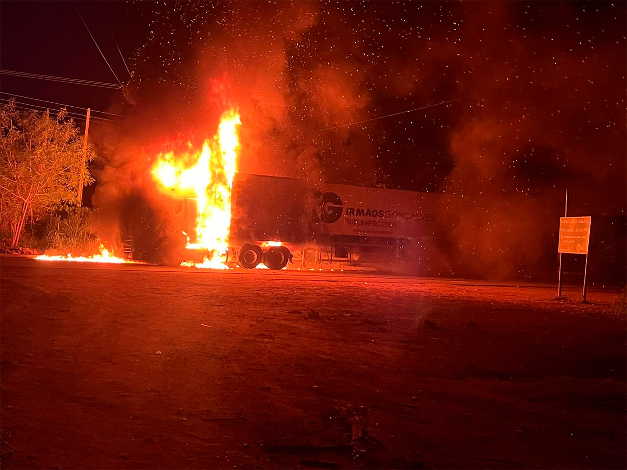Vídeo: carreta do Irmãos Gonçalves é incendiada e saqueada na BR-364, em Ariquemes