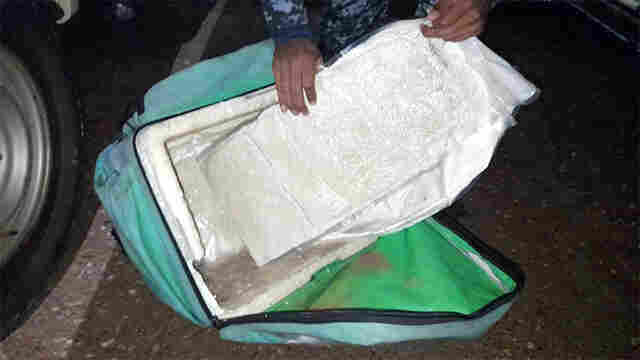 Falso motoboy foge da Polícia e joga bolsa com cinco quilos de drogas