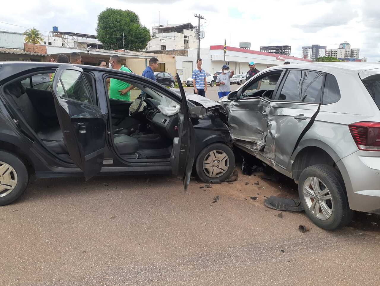 Acidente na capital deixa feridos após motorista invadir preferencial