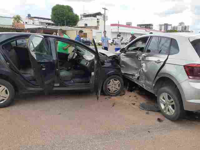 Acidente na capital deixa feridos após motorista invadir preferencial