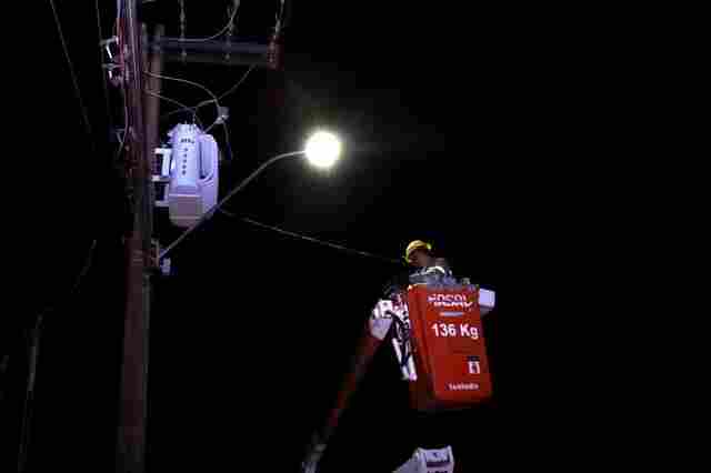 A pedido da vereadora Ellis Regina, Emdur recupera iluminação pública na Pastor Tavares
