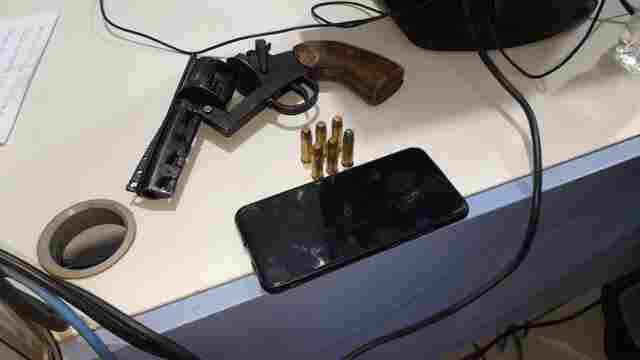 Integrantes de facção são flagrados com arma após roubo de moto na zona leste