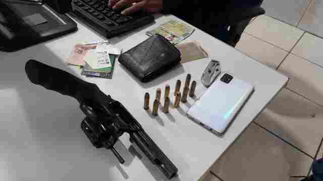 Casal é preso com revólver em veículo no Orgulho do Madeira