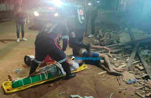 Acidente entre carro e moto deixa dois homens gravemente feridos