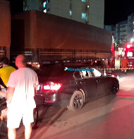 Ciclista morre esmagada por carreta após ser atingida por BMW na capital