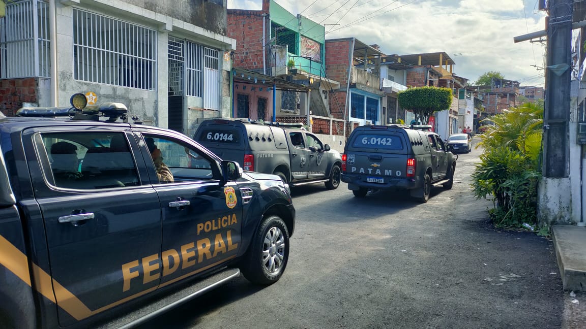 PF cumpre mais de 50 mandados contra organização criminosa que usava o porto da capital como base de tráfico