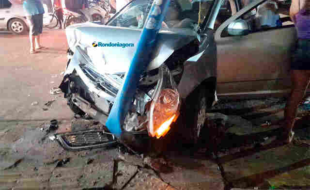 Policial avança sinal vermelho, colide em carro e derruba semáforo