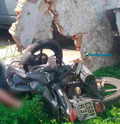 Motociclista passa direto pela avenida Rio de Janeiro e morre em colisão contra muro
