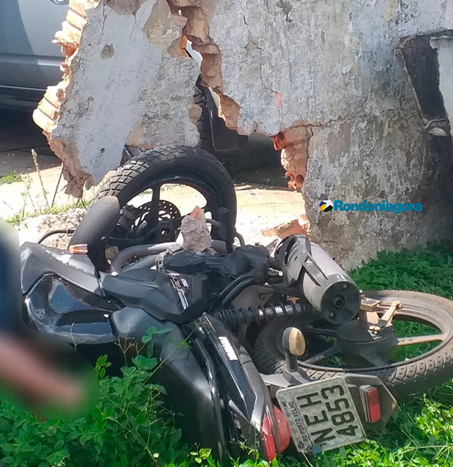 Motociclista passa direto pela avenida Rio de Janeiro e morre em colisão contra muro