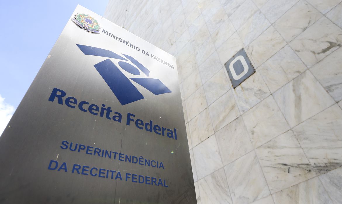Receita Federal abre concurso com salários de até R$ 21.029,09