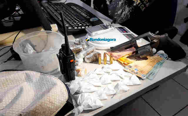 Dupla é presa com revólver e drogas após furto de armas em residência de delegado 