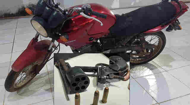 Homens são presos e se acusam sobre moto roubada e arma