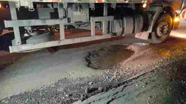 Motociclista fica em estado grave após cair por causa de buraco na BR-364