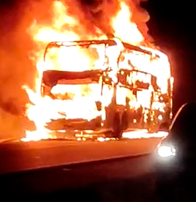 Vídeo: ônibus da Eucatur pega fogo em local próximo a manifestação na BR-364