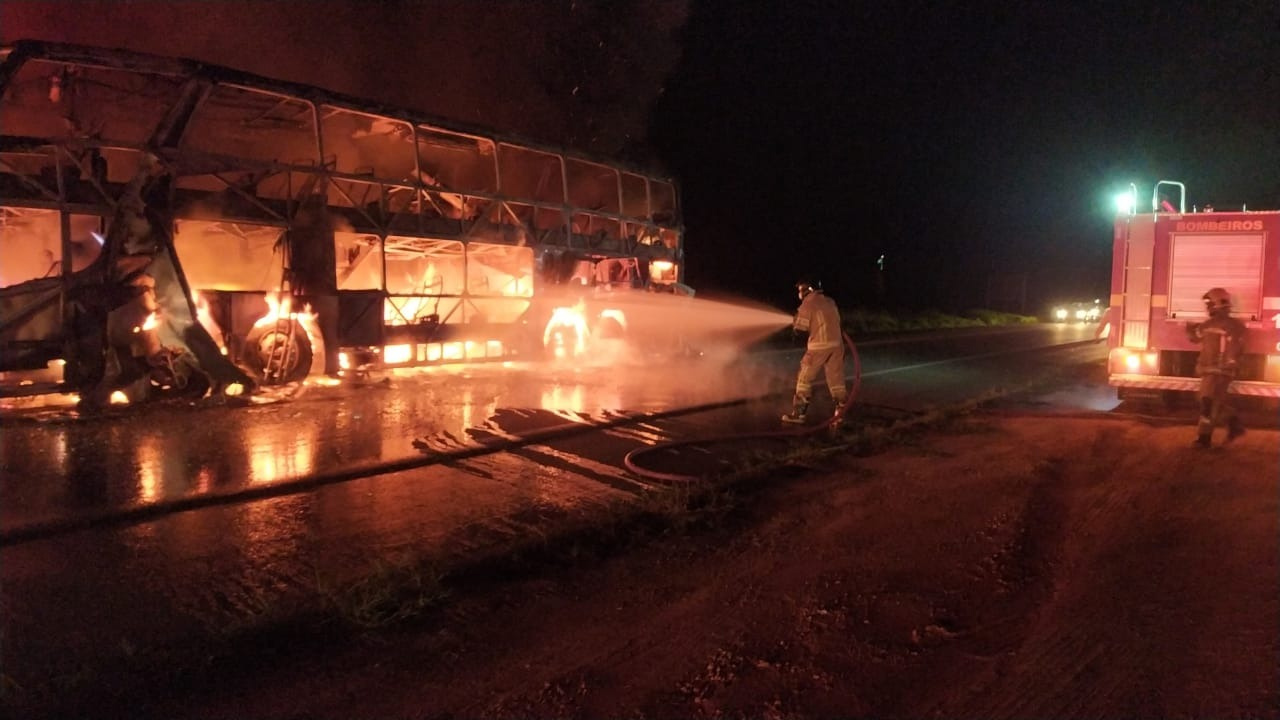 PRF confirma que &ocirc;nibus foi mesmo incendiado por manifestantes na BR-364
