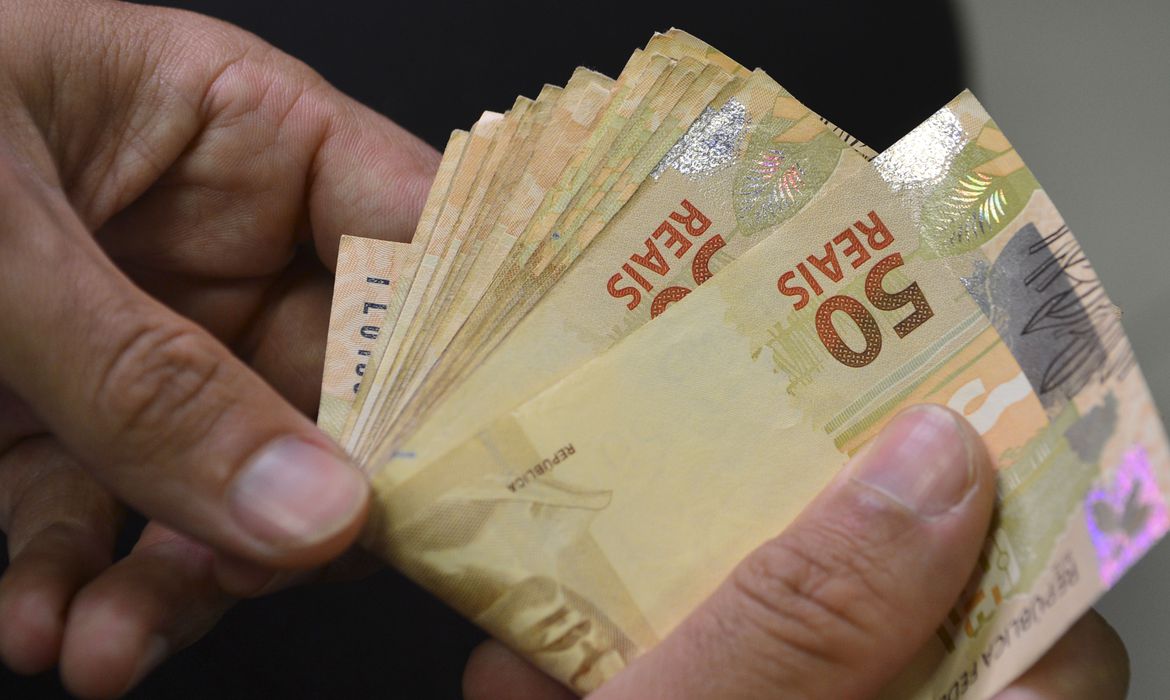 Salário mínimo sobe para R$ 1.302 em 1º de janeiro
