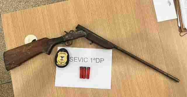 Investigação sobre disparo de arma e ameaça leva Polícia a homem, que é preso com espingarda