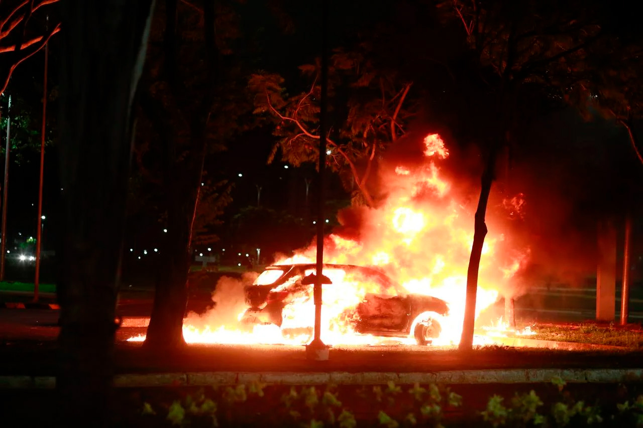 Manifestantes incendeiam carros e ônibus e tentam invadir sede da PF em Brasília
