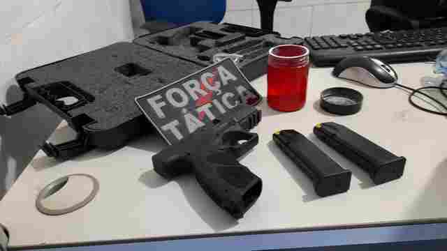 Jovem é flagrada levando arma para boca de fumo na zona sul