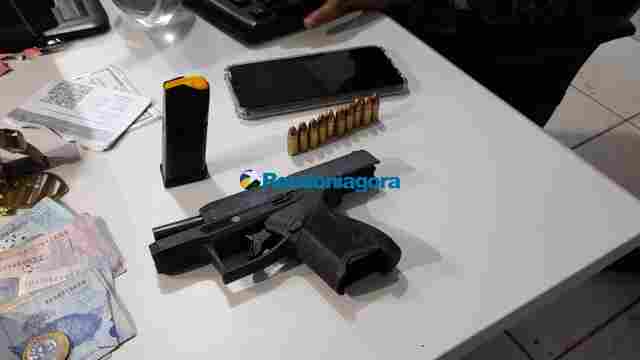 Homem em liberdade condicional é preso armado em veículo