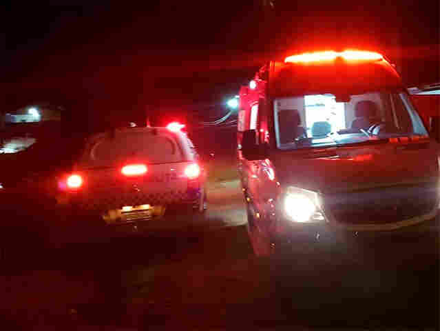 Mulher foge após atacar marido a facada