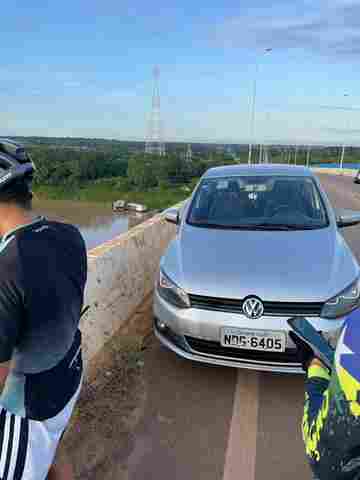 Ciclistas encontram veículo abandonado em ponte sobre o rio Madeira; documentos da vítima estavam no carro