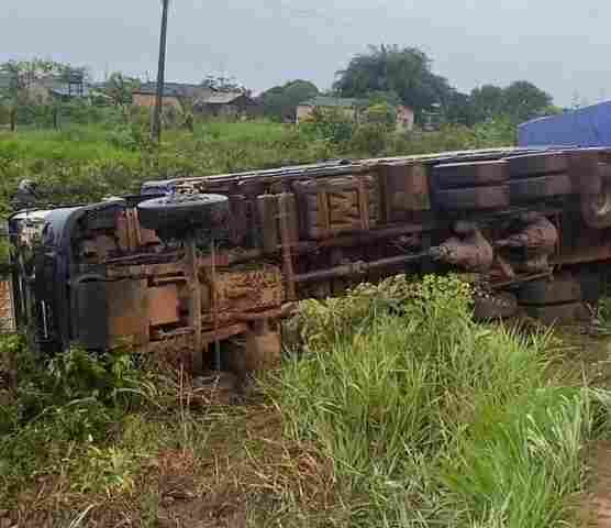 Carreta tomba e dois ficam feridos em acidente na BR-319, em Porto Velho