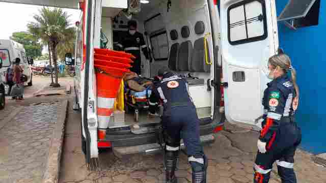 Homem pede socorro em posto de saúde após ser esfaqueado na zona sul