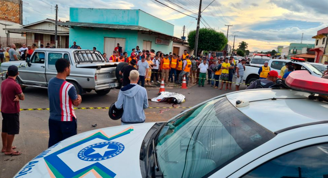 Mototaxista morre e passageira fica ferida em grave acidente em Ji-Paraná