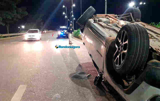 Colisão entre carro termina em capotamento de Jeep em viaduto