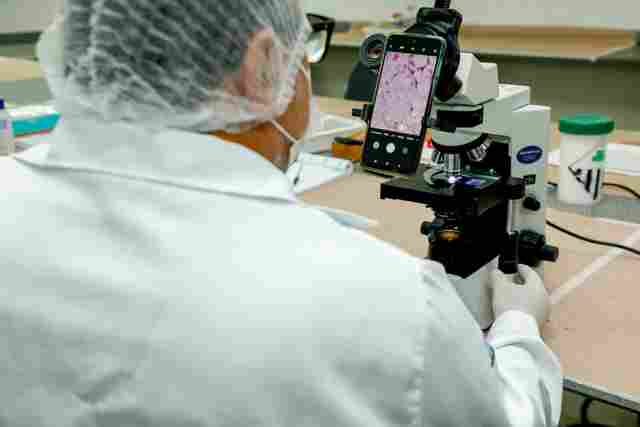 Exames para diagnóstico da Doença de Chagas são realizados no Lacen, em Rondônia
