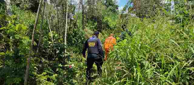 Motorista cai com carro em córrego e é salvo por moradores na zona leste