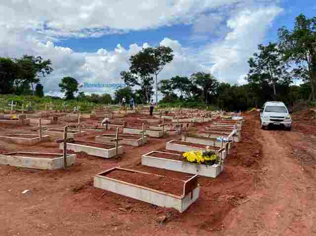 Vigilante encontra sacola com ossada humana ao lado de vela acesa em cemitério