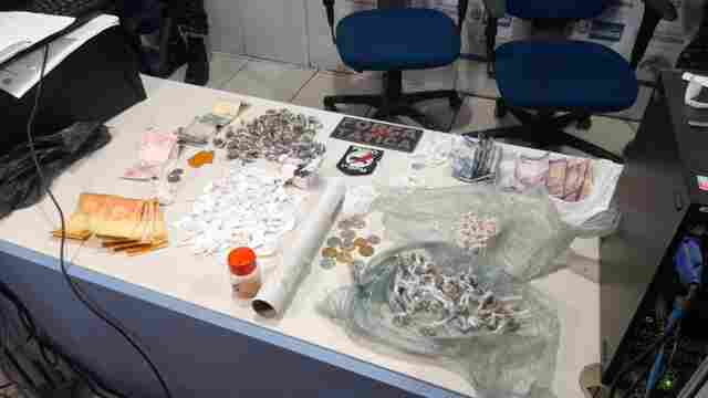 Casal é preso com mais de 300 porções de drogas em boca de fumo
