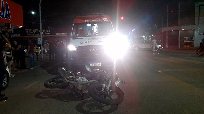 Ciclista atropelado por moto desce da ambulância e recusa atendimento