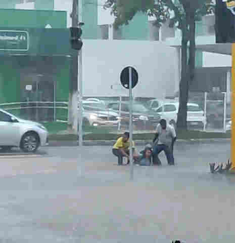 Vídeo: Temporal causa alagamentos em grande parte de Porto Velho; mulher cai em bueiro