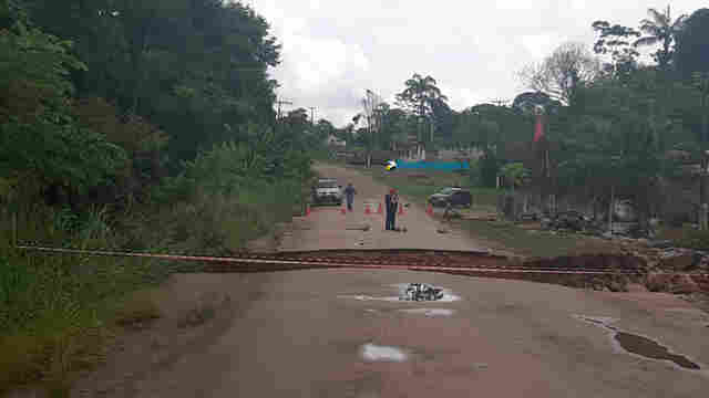 Trecho da Estrada do Santo Antônio cede e tráfego é interrompido