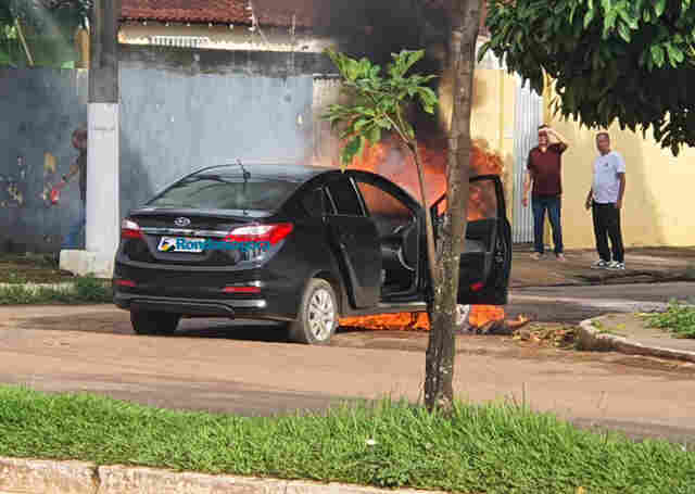 HB20 pega fogo próximo a atacadista na capital