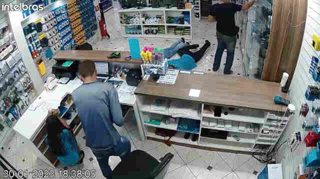 Ladrões invadem loja e roubam 13 celulares e R$ 3 mil
