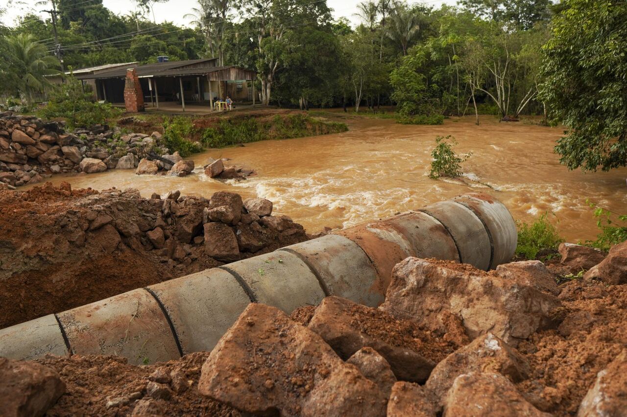 Prefeitura desvia águas de igarapé e avança em obras na Estrada do Santo Antônio