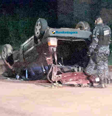 Motorista bêbado e sem habilitação é preso após capotar carro na capital