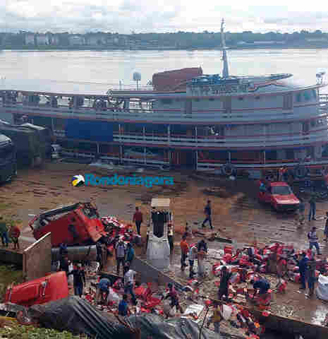 Carreta carregada com alho cai em balsa às margens do rio Madeira
