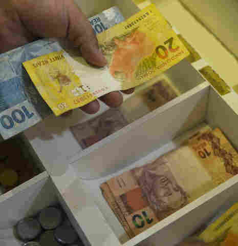 Governo retoma consignado do Bolsa Família com novas regras
