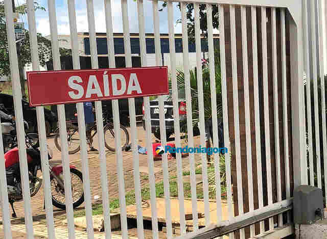 Motorista de aplicativo é atacado a tiros em frente de residenciais na zona sul