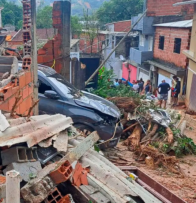 Sobe para 45 o número de mortos por temporais em São Paulo