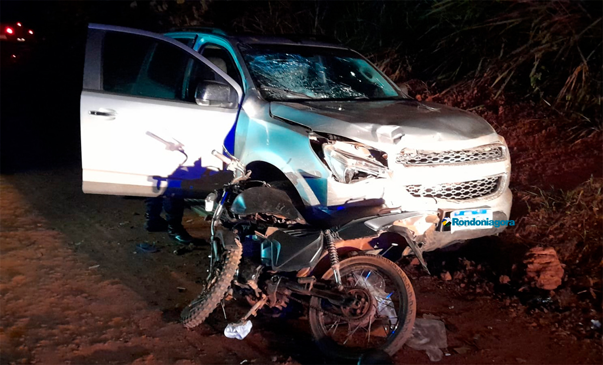 Colisão entre carro e moto deixa jovem ferido; envolvidos foram presos