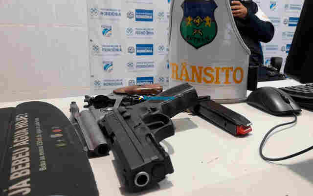 Motorista de aplicativo e passageiros são flagrados com armas durante a operação Lei Seca