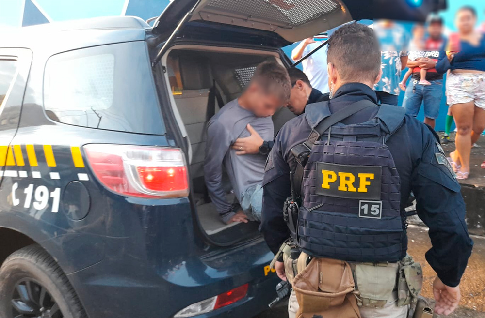 Ladrão capota caminhonete roubada durante fuga da PRF no centro da capital