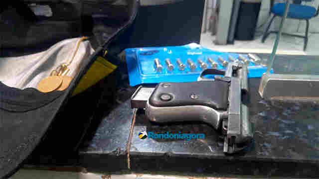 Dupla que circulava em alta velocidade em moto é presa com arma na zona leste