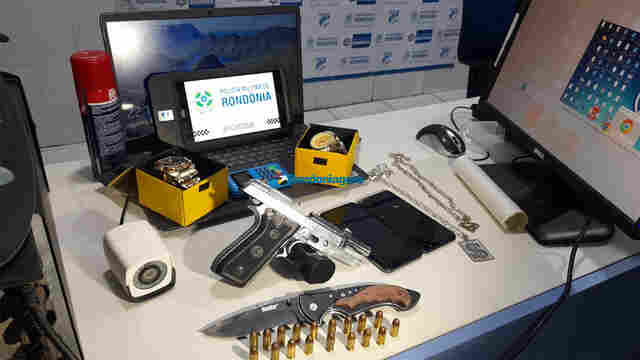 PM prende homem com arma e munições em condomínio; acusado monitorava chegada da PM